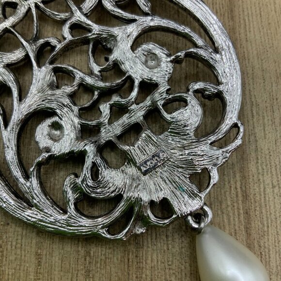 Avon Vintage Silver Tone Ornate Faux Pearl Pendant Necklace - Picture 4 of 6